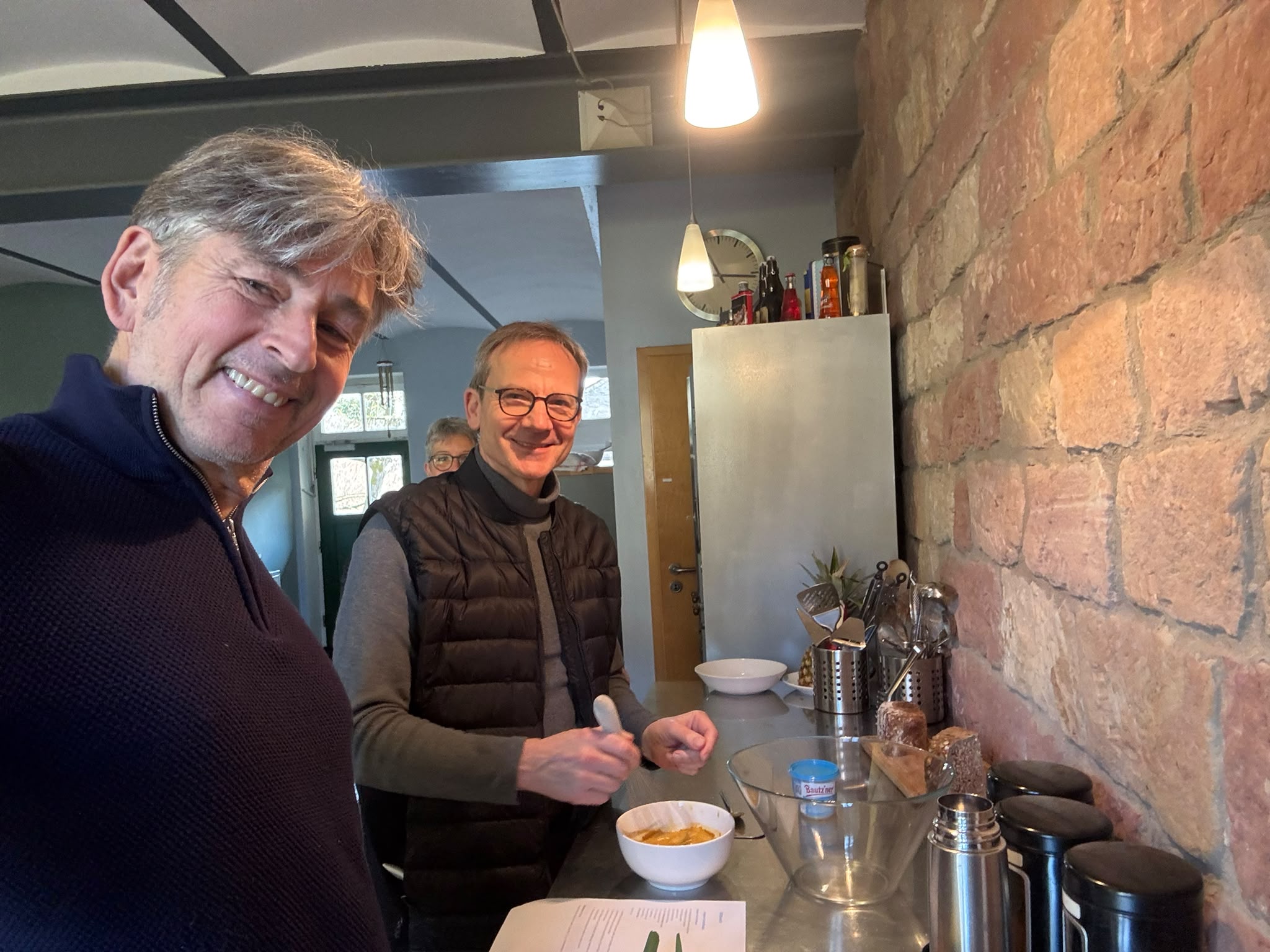 Gemeinsames Kochen in der Küche der Kaiserbacher Mühle